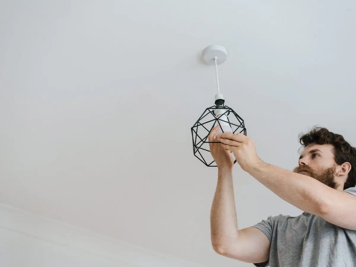 Électricien au travail