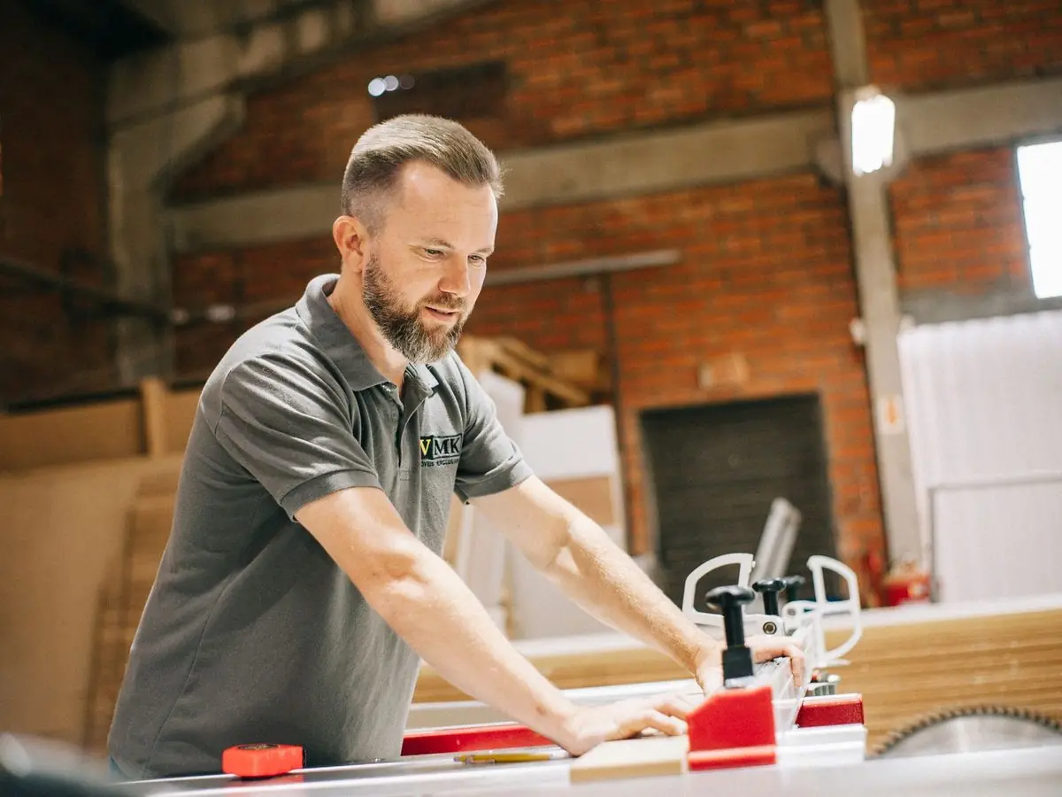 Menuisier qui prend ses mesures